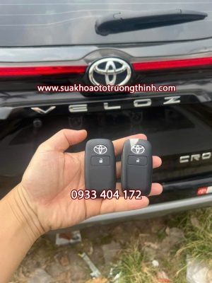 Làm chìa khóa xe toyota Veloz Giá rẻ - Chìa khóa xe chính hãng làm có ngay.