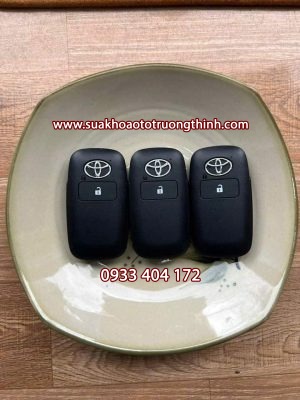Làm chìa khóa xe toyota Veloz Giá rẻ - Chìa khóa xe chính hãng làm có ngay.